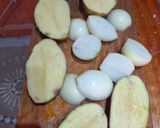 Foto del paso 2 de la receta: Pollo a la mostaza y vino en cocción lenta con papa y cebolla