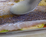 Foto del paso 3 de la receta: Merluza al horno en cama de zanahoria, zapallitos y cebolla caramelizada