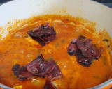 Foto del paso 4 de la receta: Bacalao en salsa de tomate con acelgas y crujiente de jamón