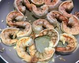 Hình bước làm 3 của món Tôm xào lá quế