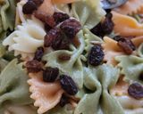 Foto del paso 8 de la receta: Ensalada de pasta con bonito, langostinos y frutas