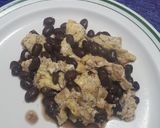 Foto del paso 3 de la receta: Huevo revuelto con frijoles y salsa