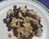 Foto del paso 3 de la receta: Huevo revuelto con frijoles y salsa