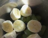 A picture of step 1 of Grapes kiwi smoothie.