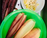 Hình bước làm 2 của món Từ hoa chuối thành gỏi chuối thế nào?