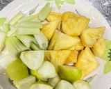 Foto langkah ke 1 dari resep Jus Seledri, Apel & Nanas.
