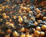 Foto del paso 3 de la receta: Garbanzos con espinacas y huevo duro