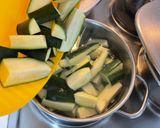 Foto del passaggio 2 della ricetta Zucchine marinate al basilico e menta