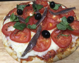 Foto del paso 2 de la receta: Pizza con tomate y anchoas