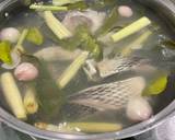 ต้มยำปลานิลใส่ใบกะเพรา วิธีทำสูตร 2 รูป