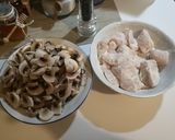 Foto del passaggio 1 della ricetta Bocconcini di pollo cremosi con funghi e piselli