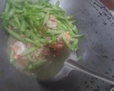 รูปขั้นตอนการทำที่ 2 ของ ผัดถั่วแขกใส่กุ้งและหมูสับ