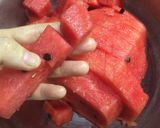Hình bước làm 8 của món Cách cắt dưa hấu mùa hè nhanh đẹp cho bé trong 10'