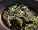 Foto del paso 1 de la receta Pasta al huevo con salvia y caviar