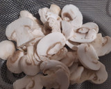 Foto del paso 1 de la receta: Revuelto de champiñones, calabacín y cebolla