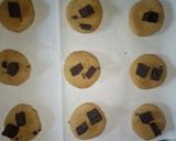 Foto langkah ke 3 dari resep Crunchy Cookies topping coklat blok.