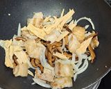รูปขั้นตอนการทำที่ 3 ของ หมูสามชั้นผัดเต้าหู้ยี้