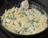 Spenótos-kéksajtos penne recept fázis 11 fotója