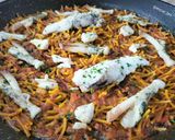 Foto del paso 10 de la receta: Fideuà de rape y navajas con fumet de rape y alga fucus