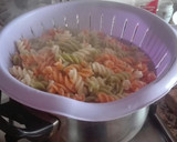 Foto del paso 2 de la receta: Ensalada de hélices vegetales con atún