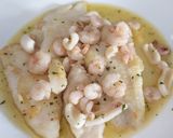 Foto del paso 4 de la receta: Merluza en salsa con sepia y gambitas