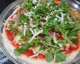 Foto do passo 5 de Pizza com rúcula, presunto cru, tomate cereja e parmesão
