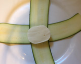 Foto del paso 1 de la receta: Mozzarella envuelto en lonchas de calabacín
