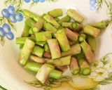Foto del paso 2 de la receta: Lubina rellena de verduras sobre crema de espárragos