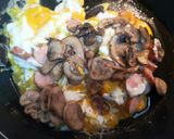 Foto del paso 5 de la receta: Huevo revuelto con champiñones, salchicha y queso