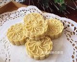 A picture of step 12 of Easy Mung Bean Cakes.