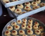 Foto langkah ke 5 dari resep 4. Cookies mawar / semprit mawar.