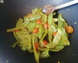 Foto del passaggio 2 della ricetta Filetto di merluzzo con peperoni verdi