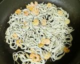 Foto del paso 5 de la receta: Anguriñas con gambas y huevo con base de patatas al ajo cabañil