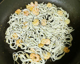 Foto del paso 5 de la receta: Anguriñas con gambas y huevo con base de patatas al ajo cabañil