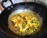 A picture of step 3 of Gobhi matar ki sookhi sabji without onion garlic.