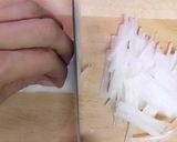 A picture of step 6 of Kouhaku Namasu (Daikon and carrot pickles).