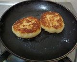 A picture of step 2 of Kashi Chat Bhandar's Chole Tikki Chat.