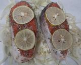 Foto langkah ke 4 dari resep Salmon Panggang dan Tumis Kembang Kol.