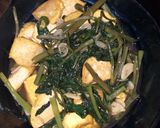 Foto langkah ke 5 dari resep Tumis Kangkung Tahu Saus Tiram.