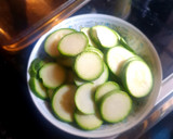 Foto del paso 2 de la receta: Calabacitas keto con tocino preparadas en microondas