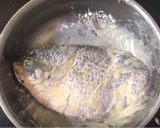 Foto langkah ke 2 dari resep Ikan Gurami Saos Asam Pedas Simple.