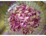 A picture of step 1 of Rose Lassi.