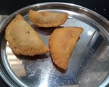 A picture of step 5 of Aloo anardana gujiya.