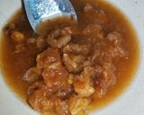 A picture of step 3 of Gaeng Som with Shrimp and Green Papaya.