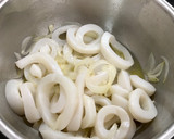 Foto del paso 2 de la receta: Calamares en su tinta con arroz 🍚
