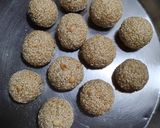 A picture of step 3 of Til Ladoo.