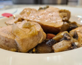 Foto del paso 6 de la receta: Pollo guisado con berenjena, champiñones y taquitos de jamón