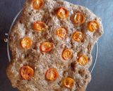 Foto del paso 10 de la receta: Focaccia integral ⭒ con tomate cherry y flores de puerro