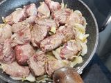 Ternera encebollada