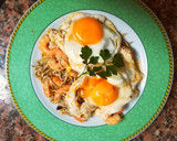 Foto del paso 7 de la receta: Huevos rotos con gulas y langostinos